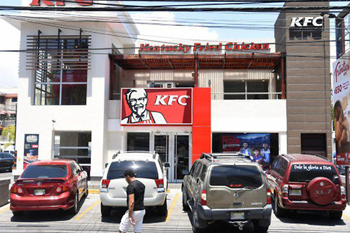 Policía apresa empleada de KFC implicada en asalto a sucursal