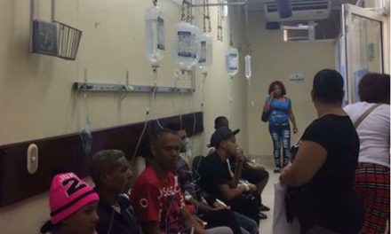 Pacientes del hospital Marcelino Vélez Santana son atendidos y canalizados en un pasillo