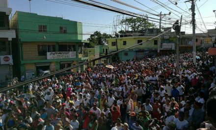 Masivamente feligreses participan del vía crucis en Los Alcarrizos