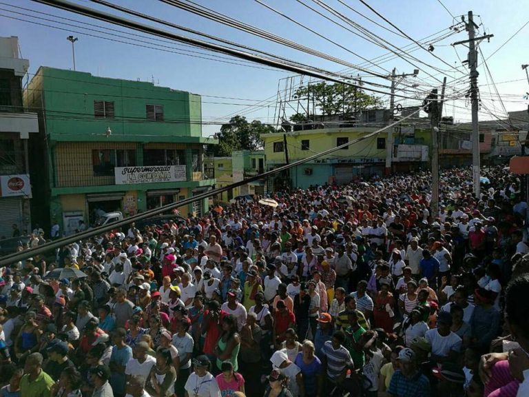 Feligreses, participan, vía crucis, Alcarrizos News Diario Digital