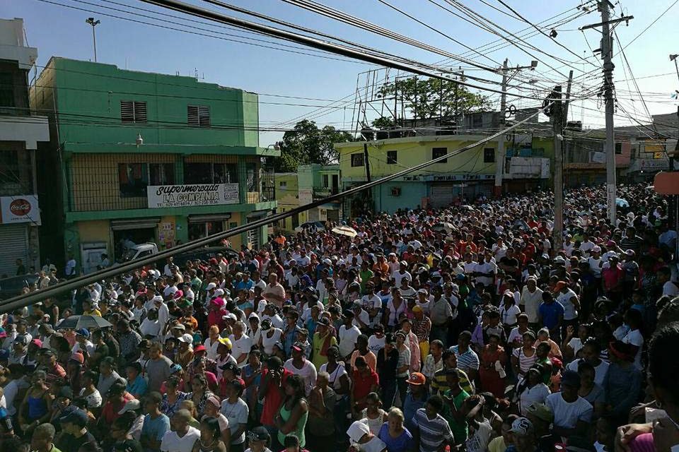 Masivamente feligreses participan del vía crucis en Los Alcarrizos