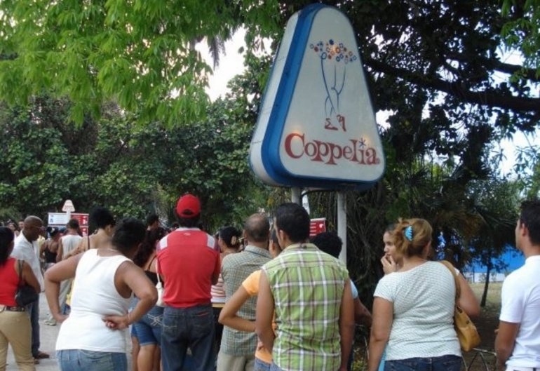 Cuba abre nueva zona pública de WiFi en céntrico parque de La Habana