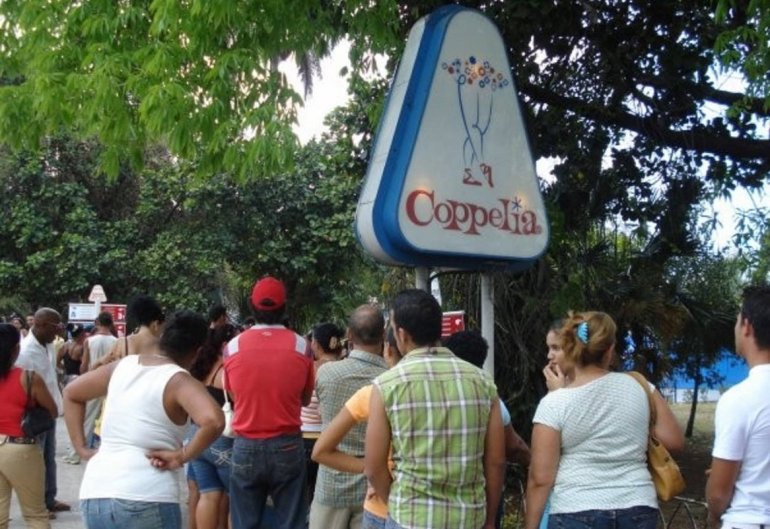 Cuba abre nueva zona pública de WiFi en céntrico parque de La Habana