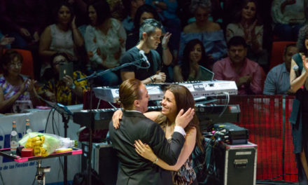 Cristian Castro le propone matrimonio a su novia durante concierto.