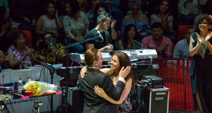 Cristian Castro le propone matrimonio a su novia durante concierto.