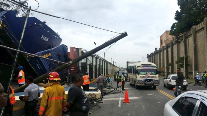 Embarcación de Ferries del Caribe choca contra muelle en la avenida del Puerto