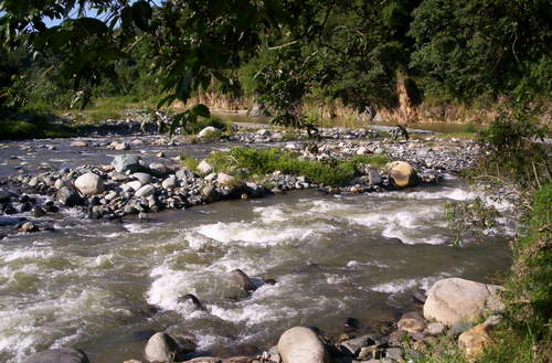 Propietarios de finca intentan abrir camino en el río Yaque del Norte