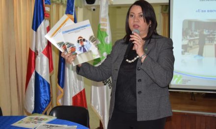 Docentes de la Regional 10 de MINERD participan en charla con la DGII
