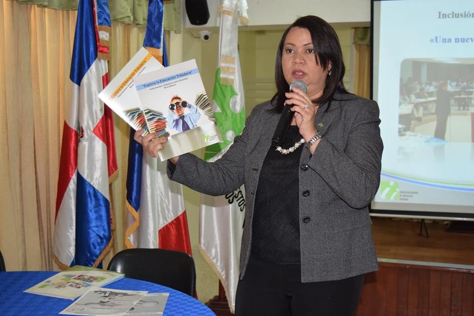 Docentes de la Regional 10 de MINERD participan en charla con la DGII