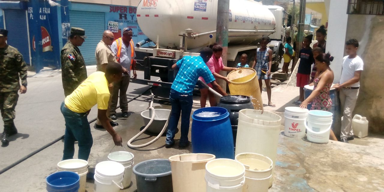 Residentes en barrios de Los Alcarrizos piden a la CAASD enviar camiones de agua