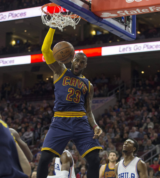 LeBron James y Cavs arrasan otra vez con los Celtis de Boston, lideran playoffs 2-0