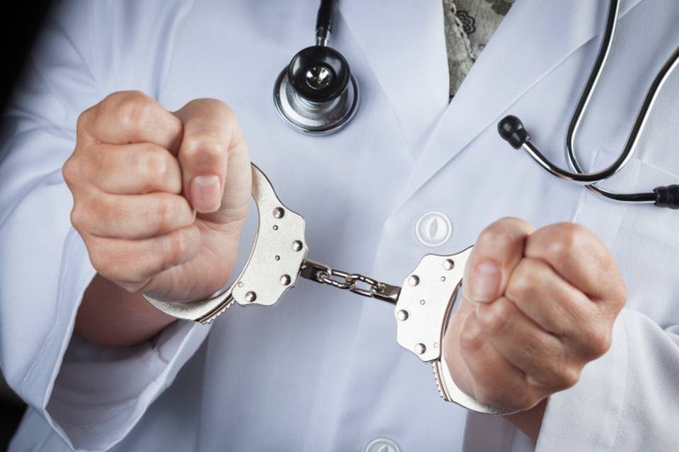 Dictan tres meses de prisión preventiva contra ginecólogo acusado de violar paciente