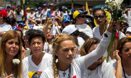 Miles de mujeres en nueva jornada de protesta contra régimen de Maduro