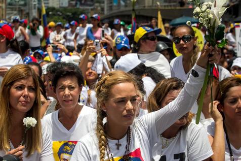 Miles de mujeres en nueva jornada de protesta contra régimen de Maduro