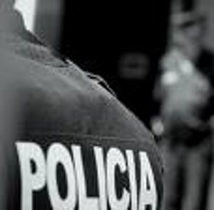 Agentes policiales apresan y golpean a jóvenes en Los Alcarrizos