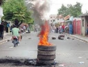 Moradores de Los Alcarrizos protestan en reclamo de agua potable