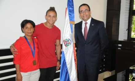 Andrés Navarro recibe al gimnasta Audrys Nin Reyes y le exhorta continuar sus estudios