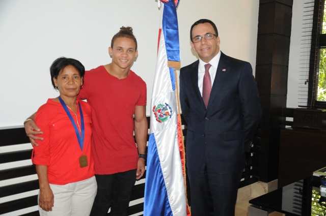 Andrés Navarro recibe al gimnasta Audrys Nin Reyes y le exhorta continuar sus estudios