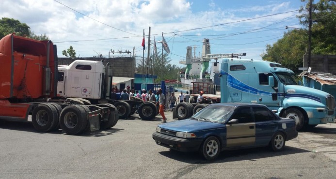 Camioneros levantan bloqueo de los puertos Multimodal y Andrés