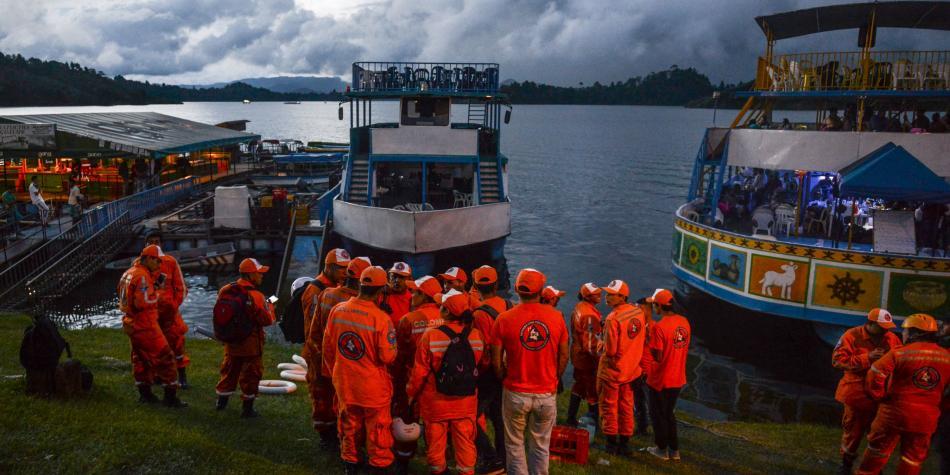 Seis fallecidos tras hundimiento de barco en represa Guatapé, Antioquia, Colombia