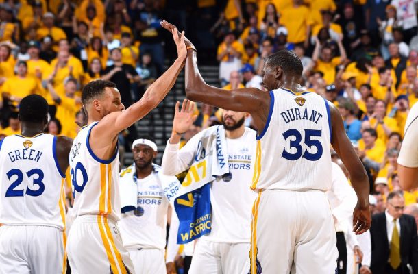 Durant y Curry guían a los Warriors y pasan el rolo a los Cavaliers, toman ventaja 2-0