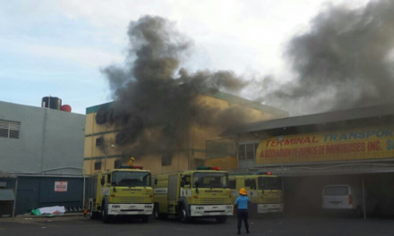 Incendio consume los almacenes del Híperuno, en la avenida Duarte