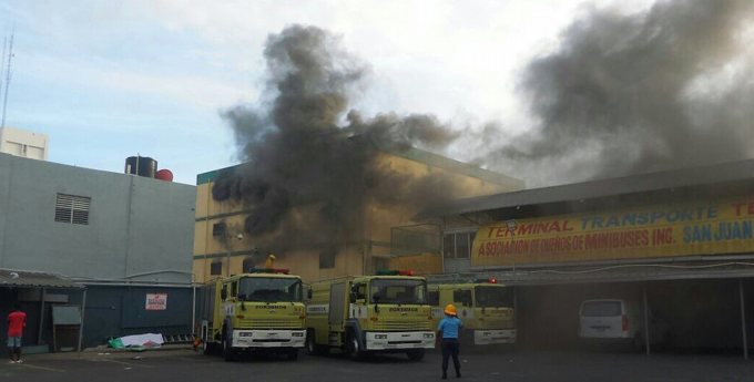 Incendio consume los almacenes del Híperuno, en la avenida Duarte