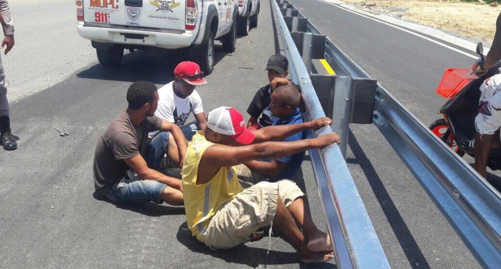 Apresan supuestos ladrones de barandillas en autopista Circunvalación de Santo Domingo