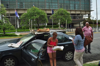 Una médico vive dentro de automóvil en protesta frente a edificio Suprema Corte