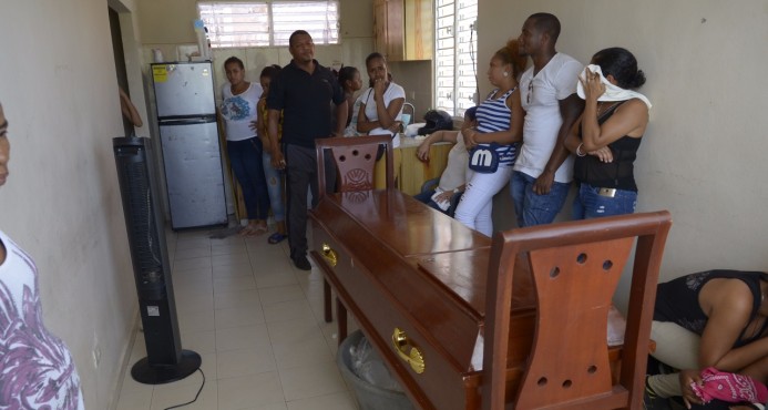 Agentes policiales impiden velatorio en un apartamento de La Nueva Barquita