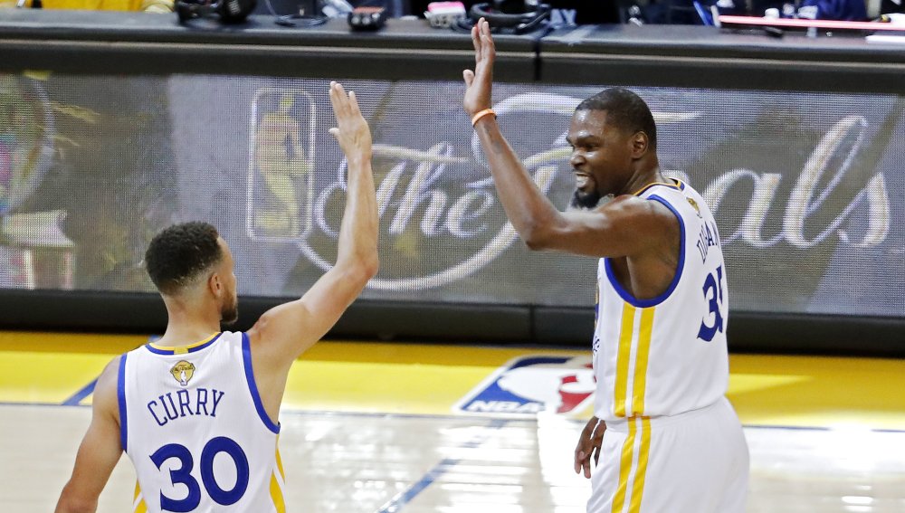 Golden State Warriors arrancan adelante de los Cleveland Cavaliers ganan el primer juego