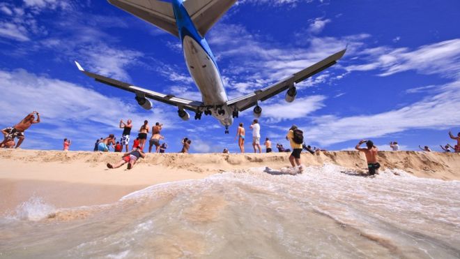 Mujer muere por la ráfaga de la turbina de un avión en la isla San Martín, Alcarrizos News Diario Digital