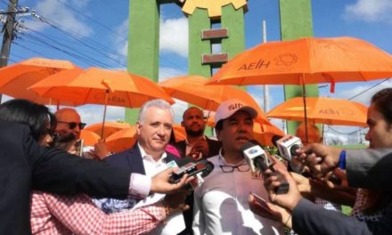 Cansados de tantas promesas empresarios de Herrera protestan con sombrillas color naranja