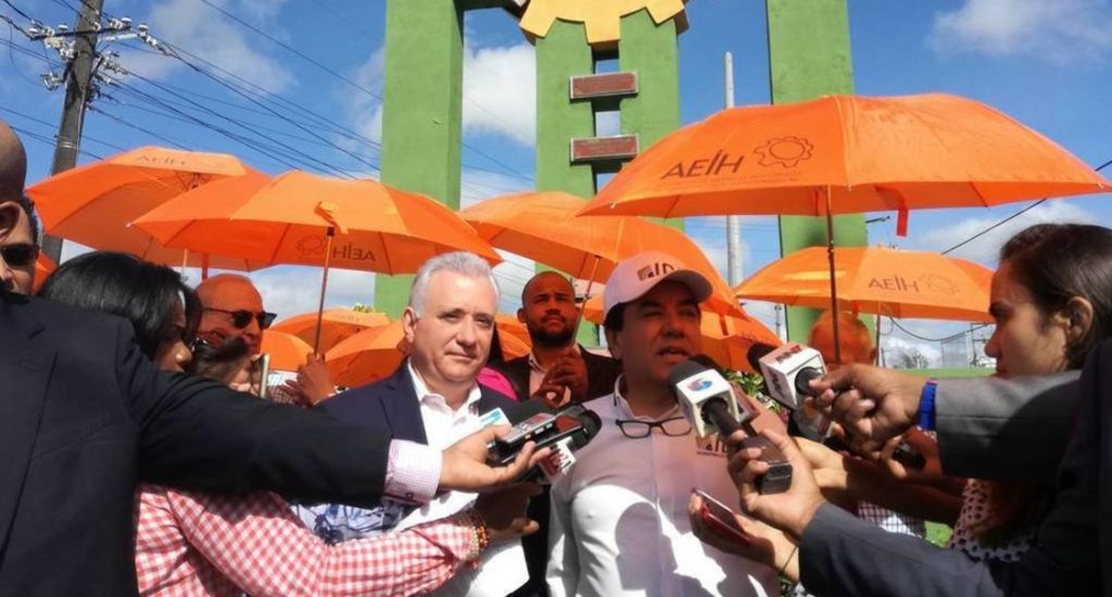 Cansados de tantas promesas empresarios de Herrera protestan con sombrillas color naranja