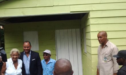 Director Municipal de la Guáyiga construye vivienda a una pareja de envejecientes