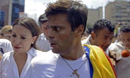 Leopoldo López ha sido liberado de la cárcel, pero continúa en arresto domiciliario en Venezuela