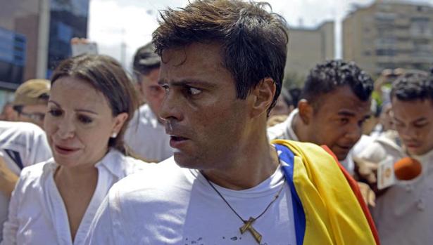 Leopoldo López ha sido liberado de la cárcel, pero continúa en arresto domiciliario en Venezuela