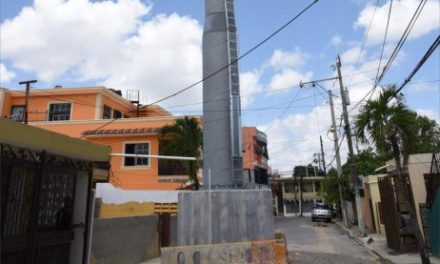 Denuncian torre del teleférico en medio de calle en Los Tres Brazos; URBE aclara situación