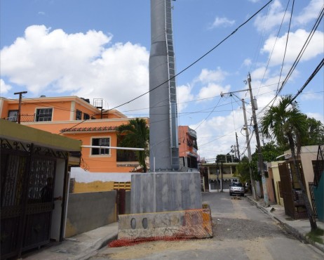 Denuncian torre del teleférico en medio de calle en Los Tres Brazos; URBE aclara situación