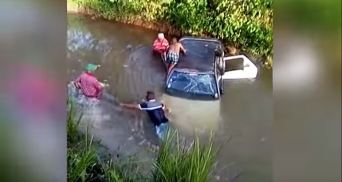 Mueren dos hombres al deslizarse vehículo en una laguna en Nagua