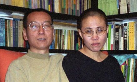 Suspenden el tratamiento contra el cáncer para el Nobel chino Liu Xiaobo, en libertad condicional