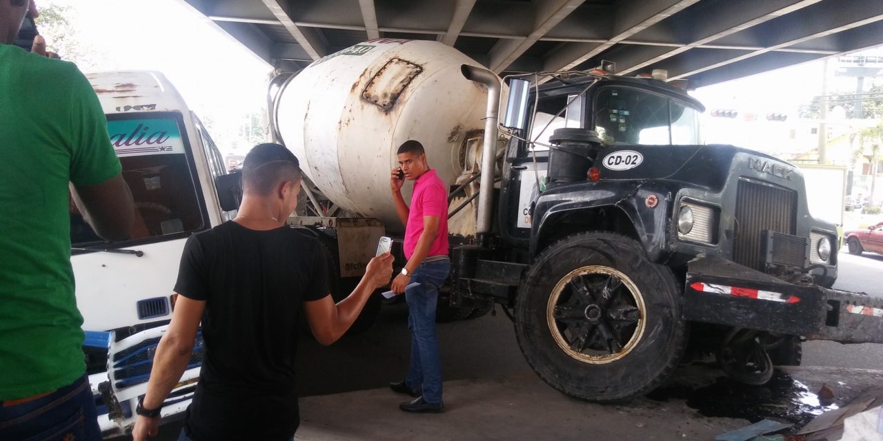 Aparatoso accidente de tránsito en Los Alcarrizos deja saldo de un muerto y cuatro heridos