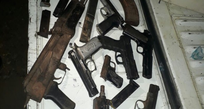 La PN y el MP allanan vivienda en Manoguayabo y confiscan fusil, ametralladora y 11 pistolas, Alcarrizos News Diario Digital