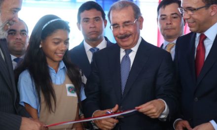 Presidente entrega escuela básica en Los Alcarrizos