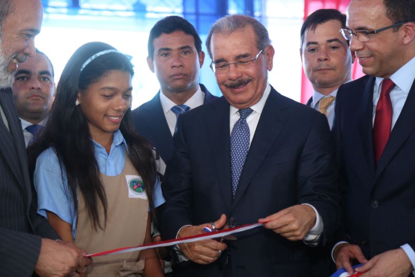 Presidente entrega escuela básica en Los Alcarrizos