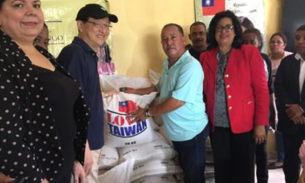 Embajador de Taiwán y senadora Cristina Lizardo entregan alimentos