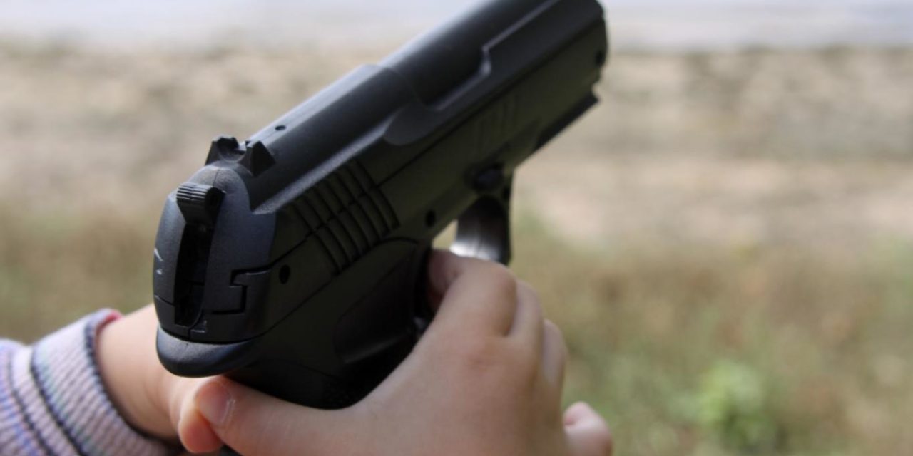 Menor mata a otro de un disparo mientras jugaba con el arma de su padre