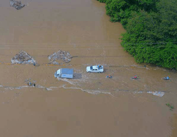 Alcalde de Castañuelas advierte posible tragedia tras embestida del río Yaque del Norte