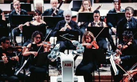 YuMi, el robot director de orquesta que dirigió a Andrea Bocelli