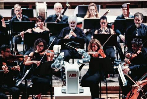 YuMi, el robot director de orquesta que dirigió a Andrea Bocelli